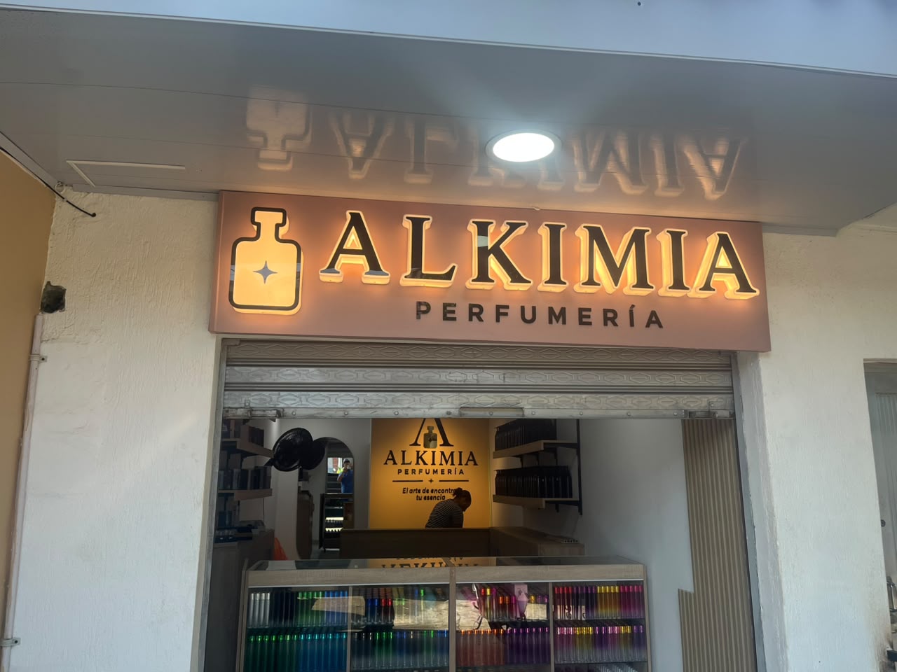 Aviso retroiluminado – Alkimia Perfumería